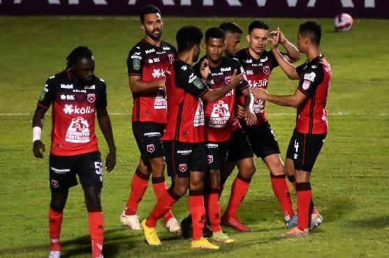 Alajuelense se pone arriba y hace respetar su casa. Lo ganan 2-1.