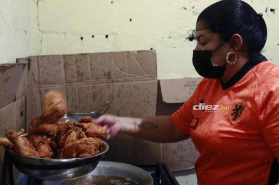 Doña Ruth tiene un negocio de exquisita comida hondureña donde Tato y sus acompañantes disfrutaron en una visita sorpresa.