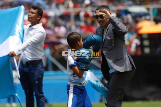 Teófimo López se ganó el cariño de la gente al estar jugando con los niños.