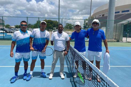 Keny Turcios y Alejandro Obando junto a los hermanos Sydow.