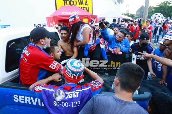 Enfrentamiento entra barras del Olimpia y Real España en el Morazán deja varios heridos de bala.
