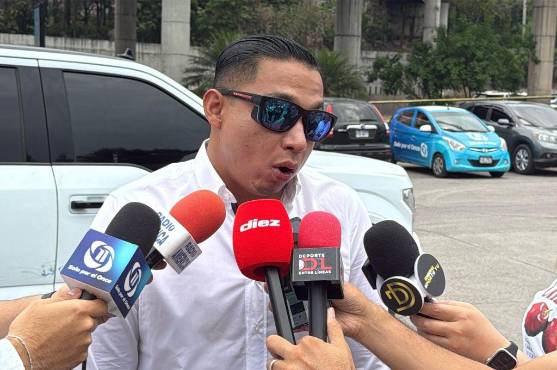 Emilio Izaguirre hablando con la prensa deportiva.