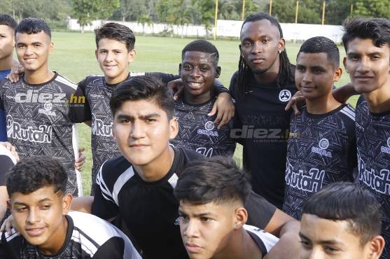 Alberth Elis se proyecta socialmente en sus vacaciones con jóvenes en Honduras.