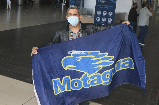 Este aficionado se gana la vida vendiendo recargas, teléfonos y accesorios en el aeropuerto Toncontín de Tegucigalpa.