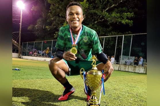 Se ha coronado varias veces en torneos de Roatán.