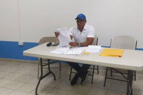 Mario Moncada presentó los documentos a la prensa que llegó a la conferencia de este sábado en el estadio Nacional. Foto: Kevyn Oseguera.