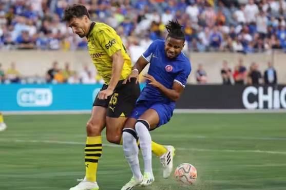 Momento en que Nkunku se lesiona de su rodilla en un choque contra Hummels.