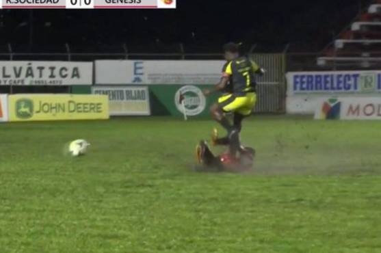 ¡Insólito! El jugador que no tocó el balón y fue expulsado en un minuto en el duelo entre Real Sociedad y Génesis