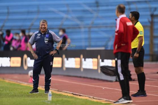 Bolillo Gómez y Theiler compartieron pláticas durante el partido.