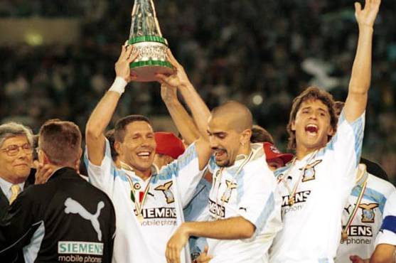 Simeone y Verón festejaron títulos juntos en el Lazio junto a Hernán Crespo.