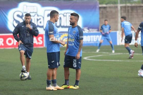 Calentamiento de los jugadores de Motagua en Choluteca. Foto: Alex Pérez