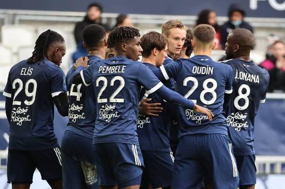 Futbolistas del Girondins celebra su primera anotación del partido.