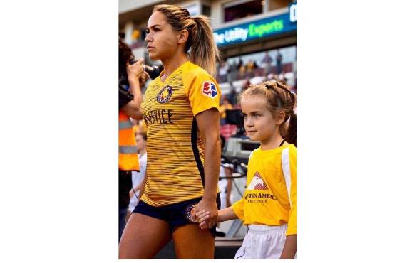 La esposa de Roger Espinoza, Lo'eau LaBonta, debutó con los Estados Unidos hace un par de meses.