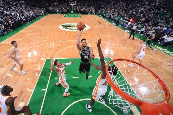 Jugador de los Celtics anotando un doble.