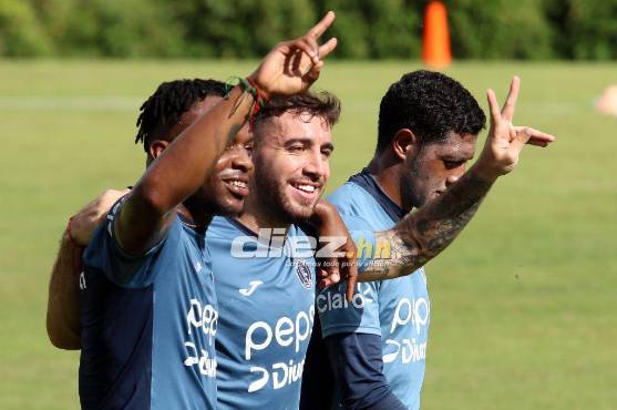 Auzmendi al parecer ya se lleva muy bien con Kevin Álvarez. Foto: Marvin Salgado