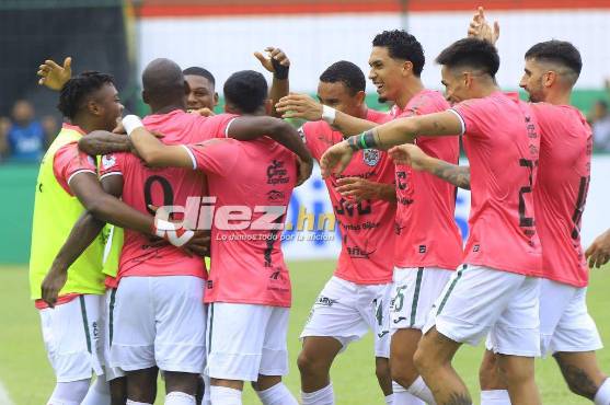 El festejo de Clayvin Zúniga con sus compañeros tras marcar el 3-0. Foto: Melvin Cubas.