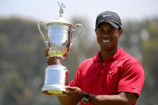 Tiger Wood levantando el trofeo del Abierto de Estados Unidos.