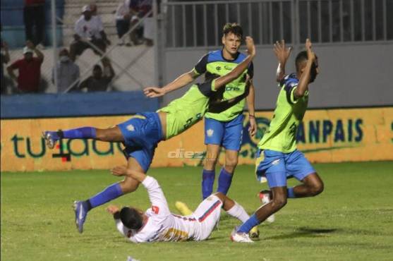 Michaell Chirinos fue derribado dentro del área en los minutos de descuento. No se señaló infracción.