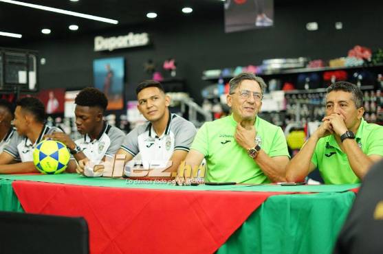 Jugadores y cuerpo técnico de Marathón regalaron autógrafos. Foto: Mauricio Ayala.