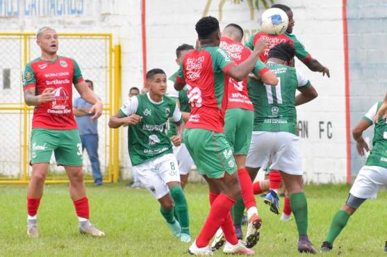 Braian Molina - izquierda- es el otro argentino que pudo jugar con Marathón.