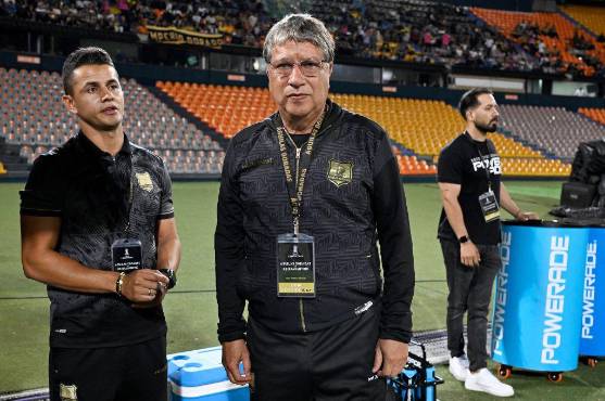 El técnico “Bolillo” Gómez dejó en la banca a Elison Rivas, lateral hondureño.