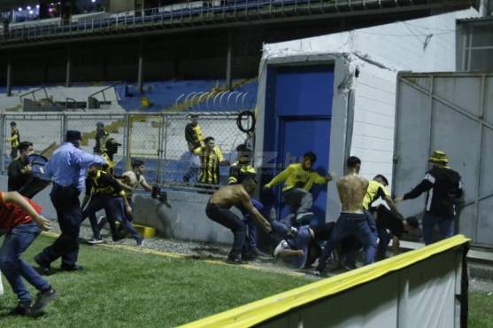 Violentas imágenes de la estampida ocurrida en el estadio Morazán. Arrasaron también con mujeres.