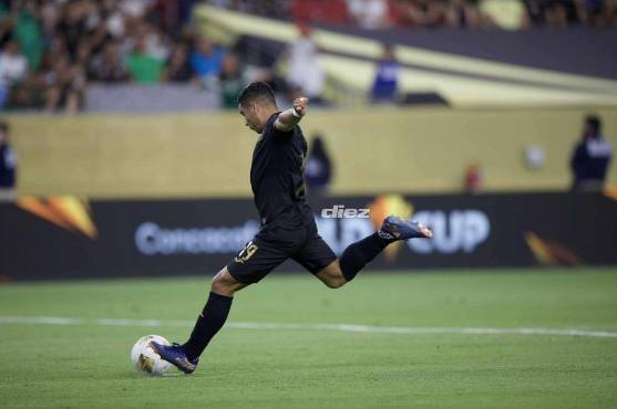 Carlos Pineda anotó el penal que le dio la clasificación a Honduras. Foto: Mauricio Ayala.