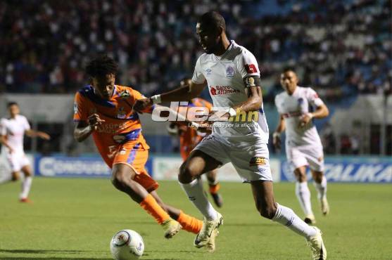 Bengtso anotó en el triunfo de Olimpia ante UPNFM. Foto: David Romero