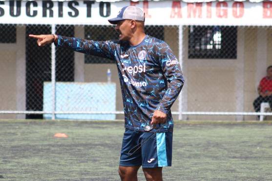 Ninrod Medina se involucró de lleno en el entrenamiento de las reservas de Motagua.
