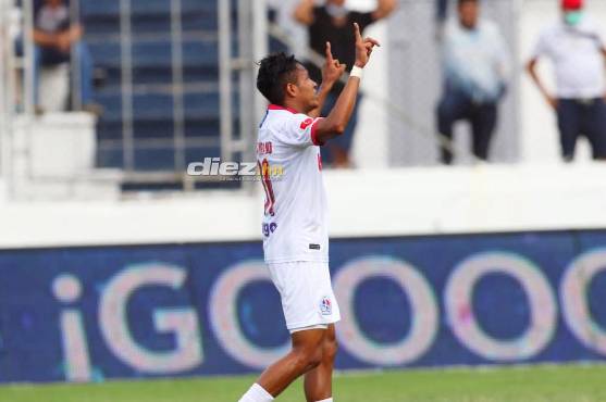 Altamirano cada gol que marca, se lo dedida a Dios y lo hace alzando sus manos.