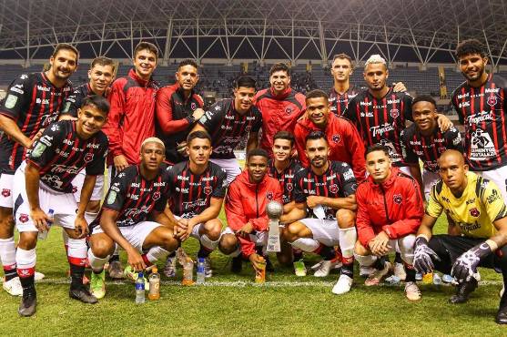 Bryan Félix aparece siendo abrazado por Alex López en la obtención de un trofeo amistoso que le ganaron a los de Heredia.