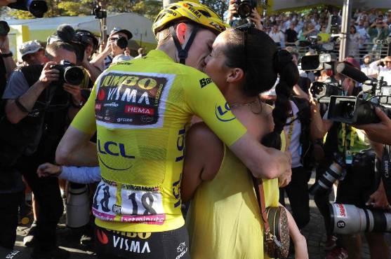 Jonas Vingegaard junto con su esposa Trine Marie luego de coronarse campeón del Tour de Francia.