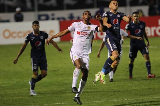 El delantero Jerry Bengston durante una disputa aérea con Marcelo Santos.