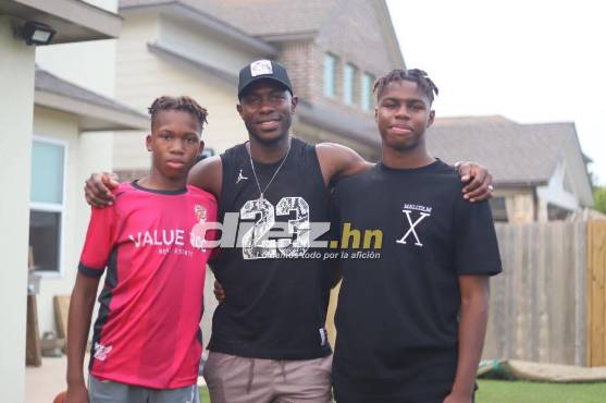 Maynor Figueroa junto a sus dos hijos hijos, a quien ahora les dedica mucho tiempo. Foto: Mauricio Ayala.
