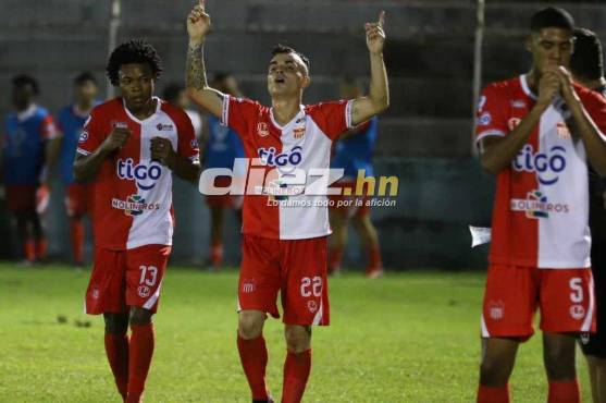 Así celebró Visser su gol ante Olimpia, aunque poco duró la alegría de los cocoteros. Foto DIEZ: Esaú Ocampo.