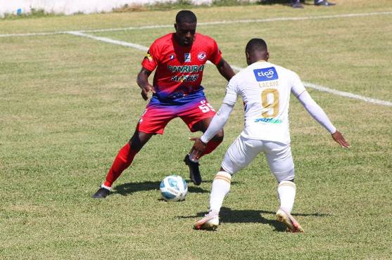 Lacayo en labores defensivas. El catracho salió tocado de la ida de semifinal en Guatemala contra Izatapa.
