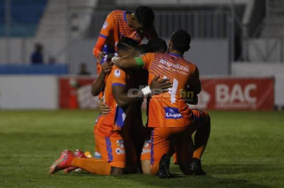 ¡Ángel Tejeda, de cabeza, salva al Motagua con gol in-extremis y el campeón venció a Lobos UPNFM en Tegucigalpa!