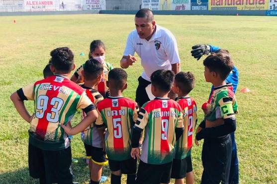 La U-9, los más chicos, representaron bien a su escuelita, acá su entrenador Ever Ramos dando indicaciones.