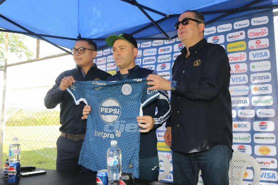 Javier López fue presentado ante los medios de comunicación como nuevo entrenador del Motagua. Foto: David Romero