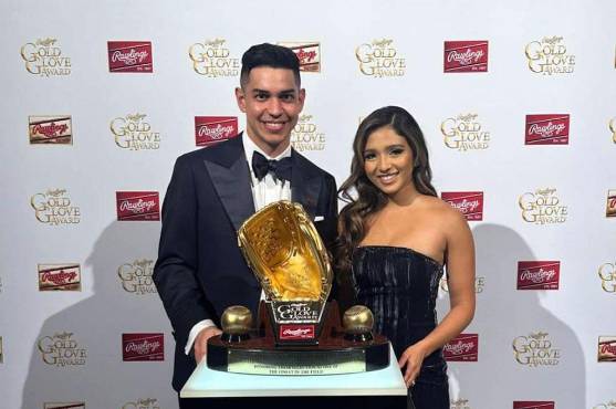 Mauricio Dubón junto a su novia recibiendo el Guante de Oro.