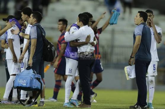 Tras el pitazo final, el seleccionador y su cuerpo técnico no dejaron de arropar y dar ánimo a sus jugadores.