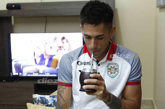 Vieyra, con su respectivo mate, atendió a DIEZ en su apartamento de donde asegura sale poco, pero se atreve a recorrer la ciudad con su compatriota Lucas Campana.