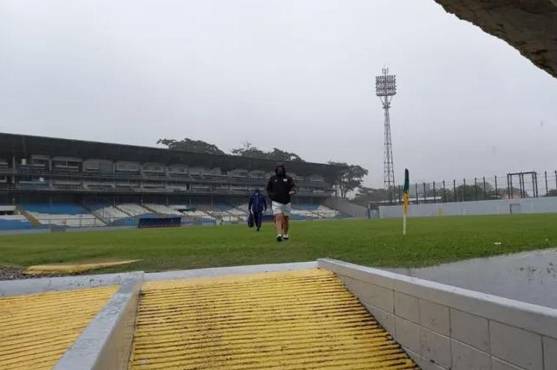 Por la lluvia, El Salvador tuvo que cerrar filas en el estadio Morazán y está listo para el juego con Honduras