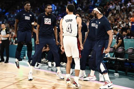 Curry hizo su clásica celebración, ‘No Look’, cuando encestó su cuarto triple en el inicio del partido.