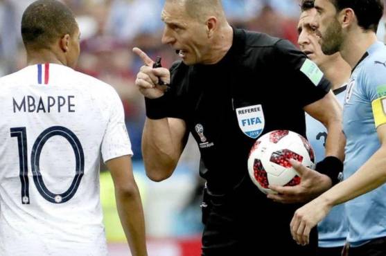 Néstor Pitana, el árbitro atracción de la Copa Mariachi, aparece aquí junto a Kylian Mbappé y Diego Godín