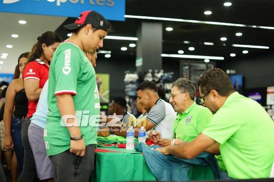 Salomón Nazar y los jugadores del verde la pasaron bien con sus aficionados. Foto: Mauricio Ayala.
