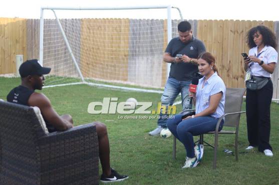 Jenny Fernández en entrevista con Maynor Figueroa, quien amablemente abrió las puertas de su casa en Houston. Foto: Mauricio Ayala.