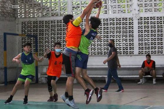 Dos jugadores disputando un balón por los aires en el segundo partido del torneo.FOTO: Gerencia de Deportes SPS.