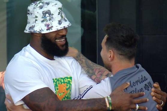 LeBron James y Messi saludándose en u partido amistoso del Inter Miami.