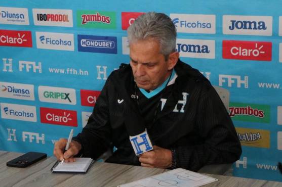 Reinaldo Rueda haciendo apuntes sobre las preguntas de los periodistas. Foto: Erick Castillo.